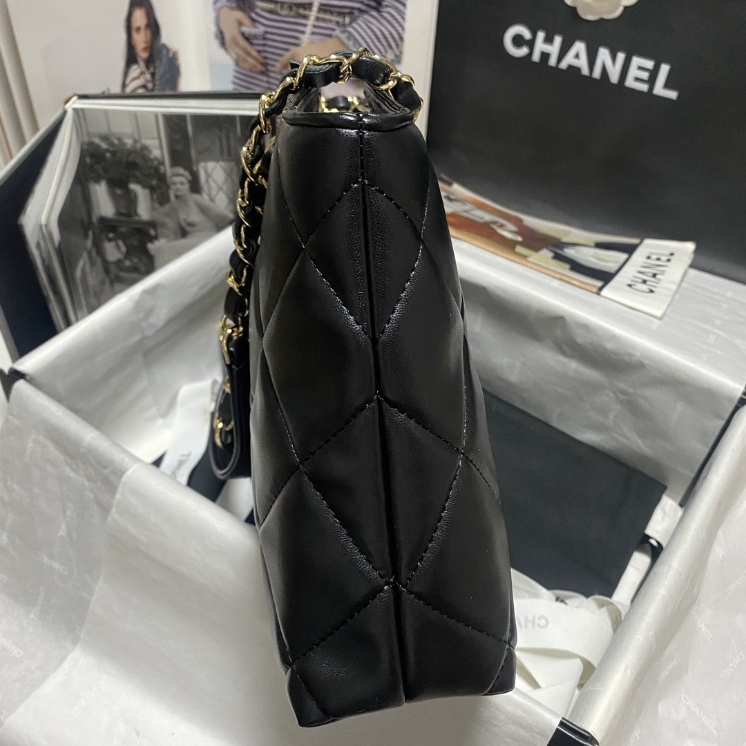 Ch**el Shiny Leather Large Shopper Tote Black 33×21×7.5 cm