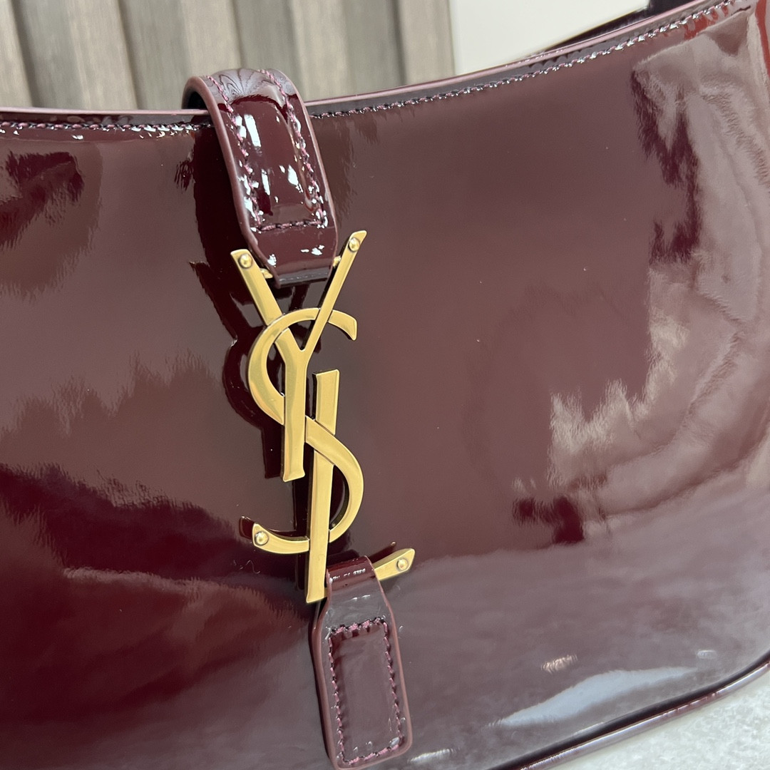 Y51 LE 5 À 7 IN PATENT LEATHER RED 9 X 6.3 X 2.5 INCHES