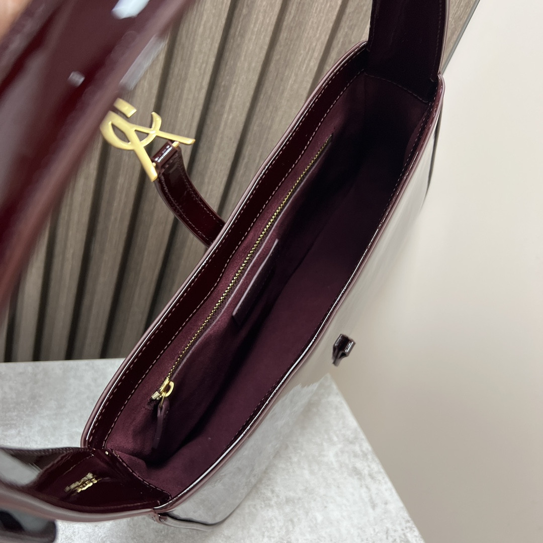 Y51 LE 5 À 7 IN PATENT LEATHER RED 9 X 6.3 X 2.5 INCHES