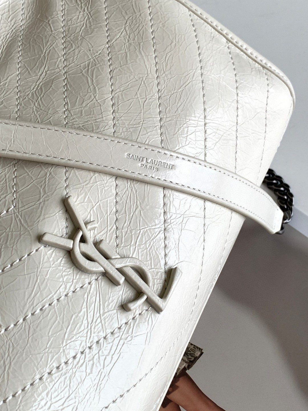 Y51 NIKI SHOPPING IN VINTAGE LEATHER WHITE 12.9 X 10.6 X 4.5 INCHES