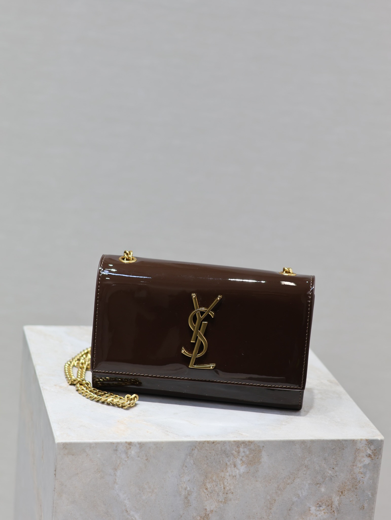 Y51 KATE SMALL IN SHINY LEATHER COFFEE 7.8 X 4.9 X 1.9 INCHES