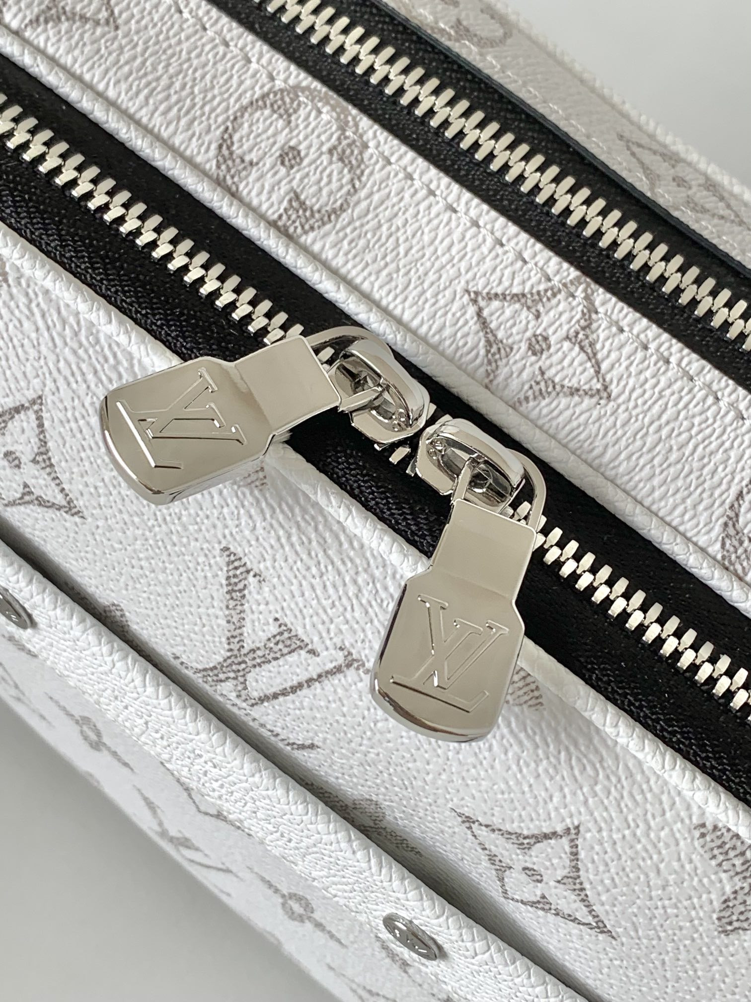 LV M31069 Alpha Messenger 9.4 x 6.3 x 3.1 inches