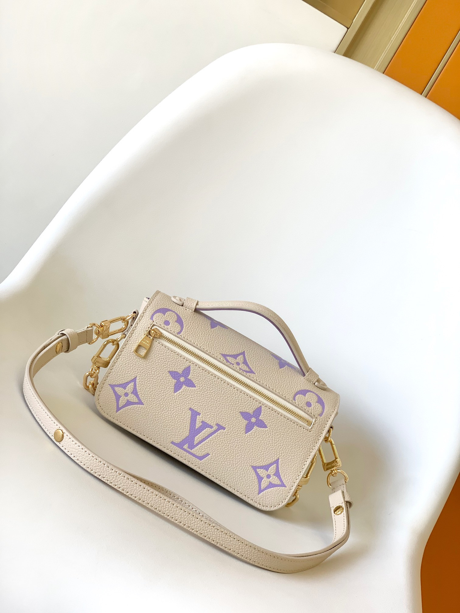 LV M23940 Pochette Métis East West 8.5 x 5.3 x 2.4 inches