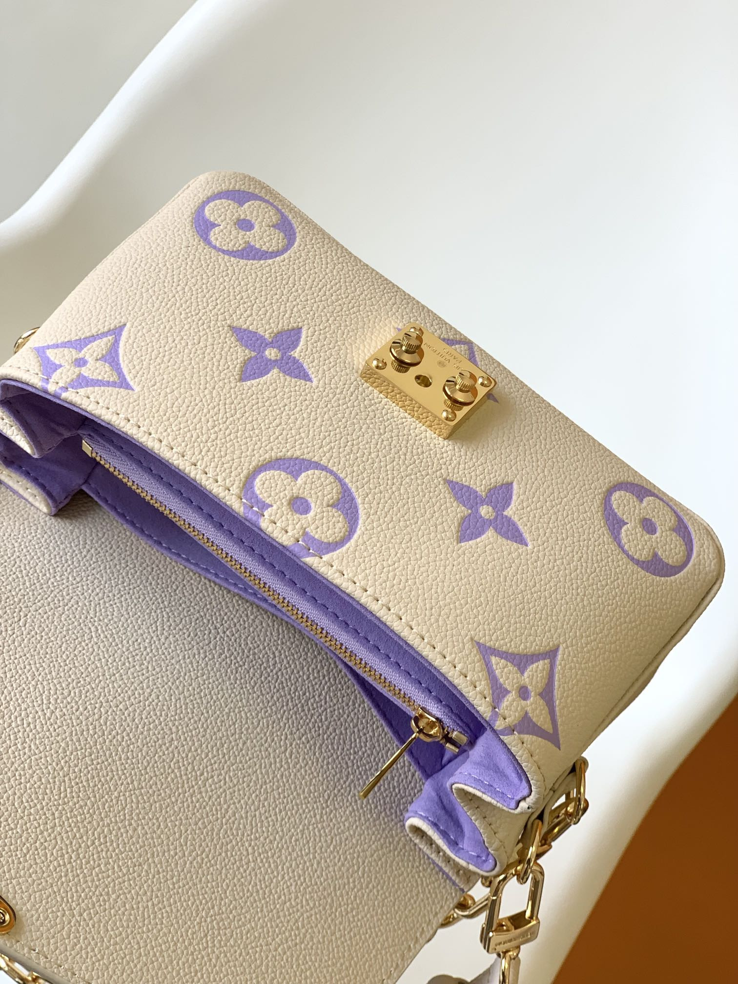 LV M23940 Pochette Métis East West 8.5 x 5.3 x 2.4 inches