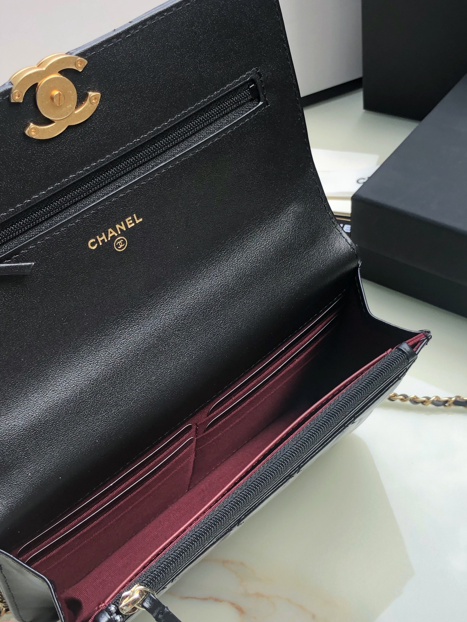 Ch**el CLASSIC WALLET ON CHAIN Black 4.8 × 7.5 × 1.4 in