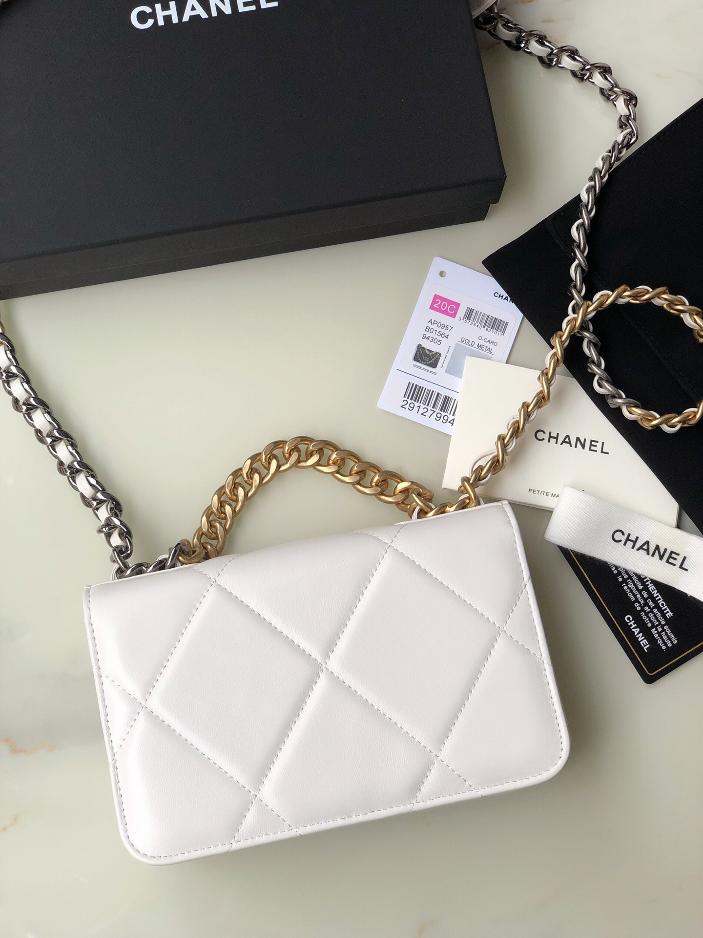 Ch**el CLASSIC WALLET ON CHAIN 4.8 × 7.5 × 1.4 in