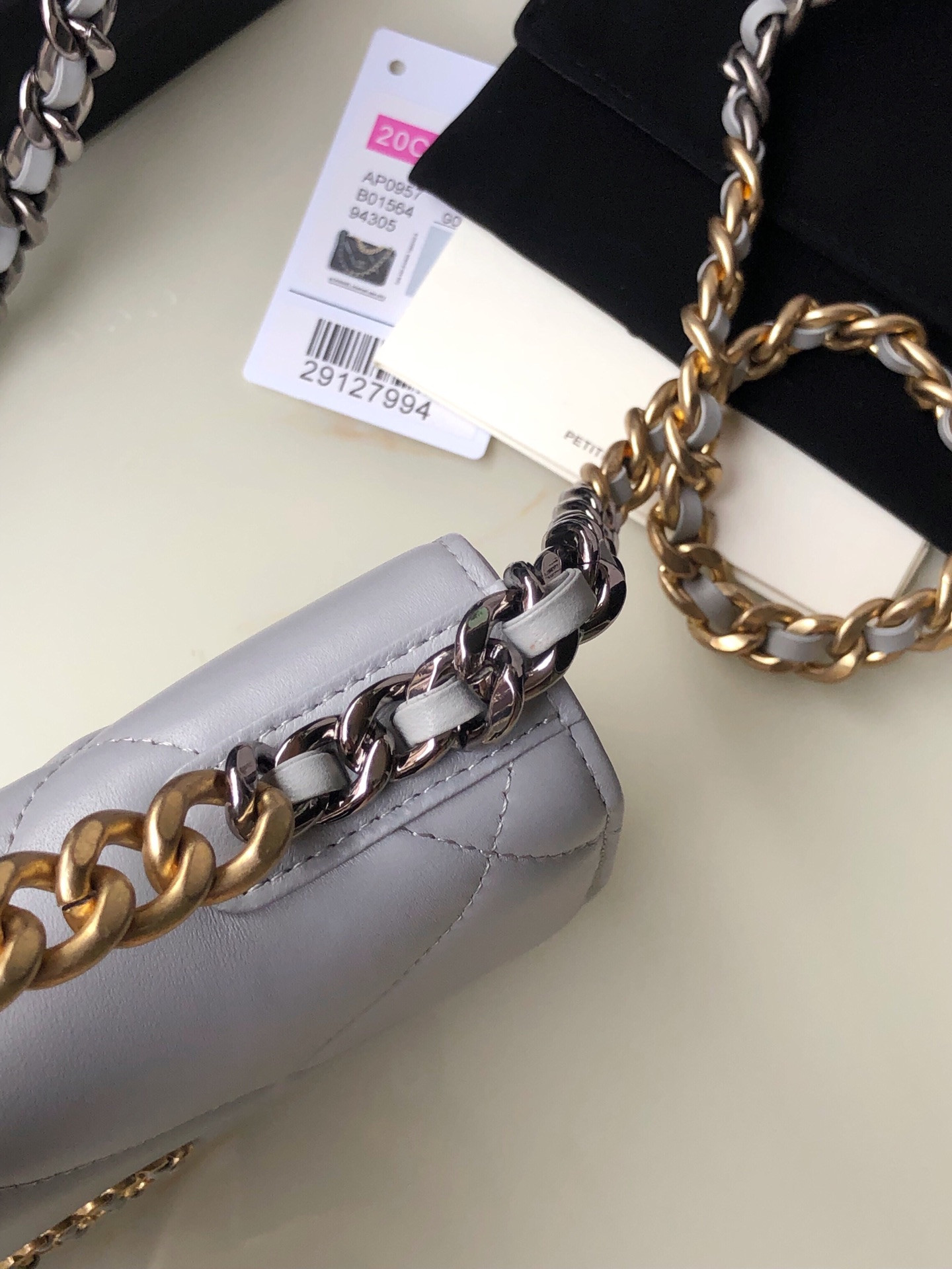 Ch**el CLASSIC WALLET ON CHAIN 4.8 × 7.5 × 1.4 in