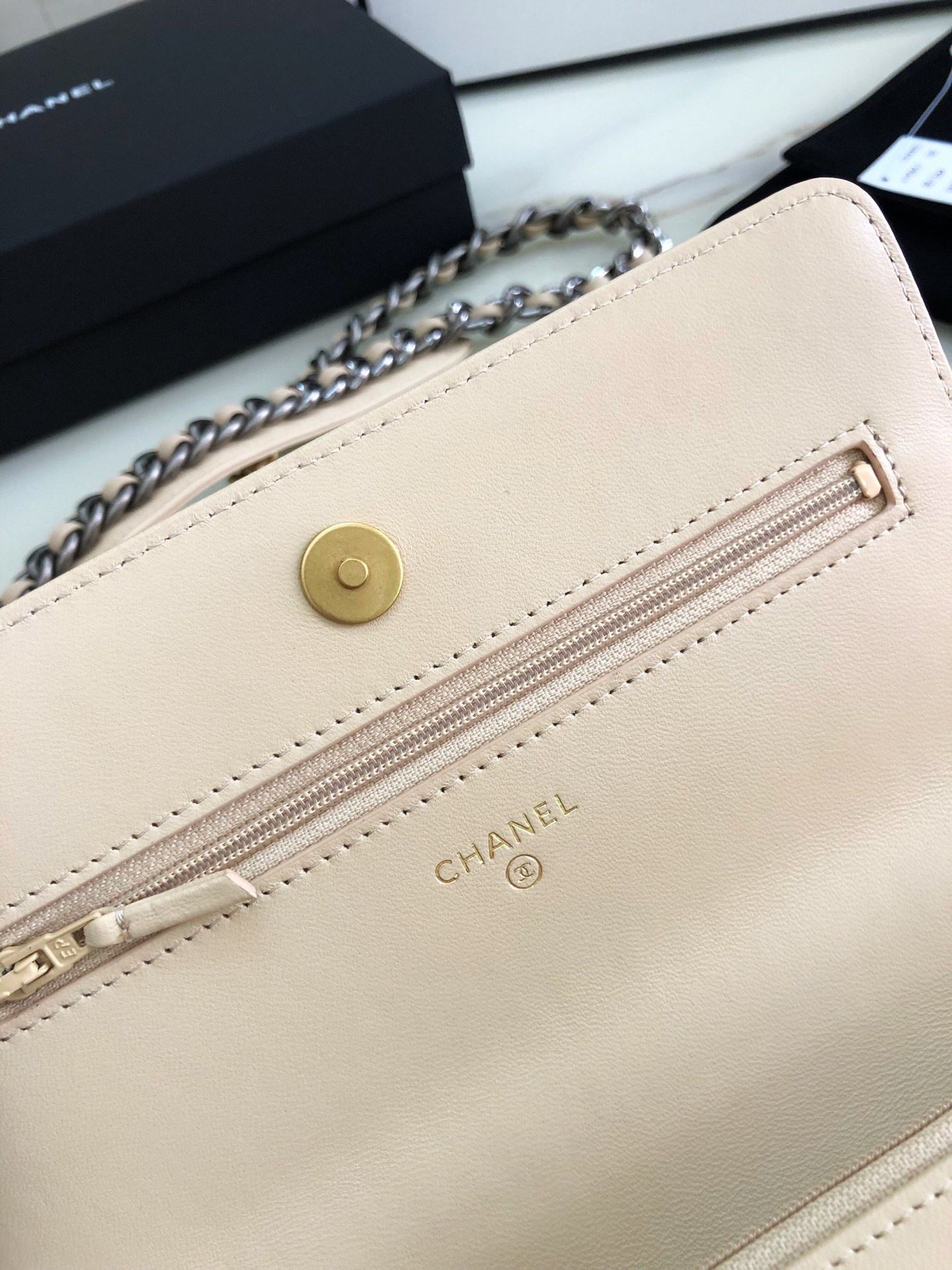 Ch**el CLASSIC WALLET ON CHAIN 4.8 × 7.5 × 1.4 in