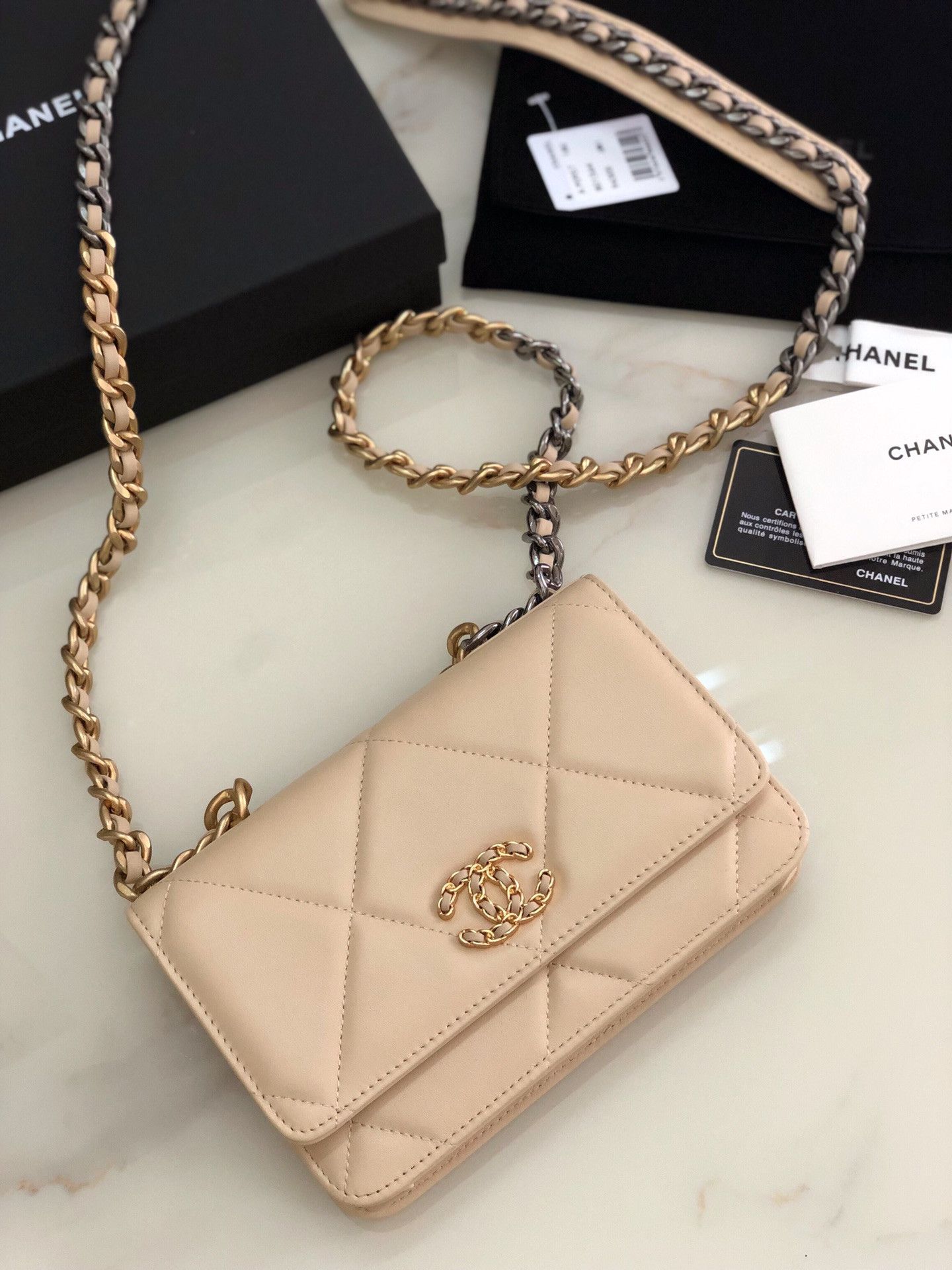 Ch**el CLASSIC WALLET ON CHAIN 4.8 × 7.5 × 1.4 in