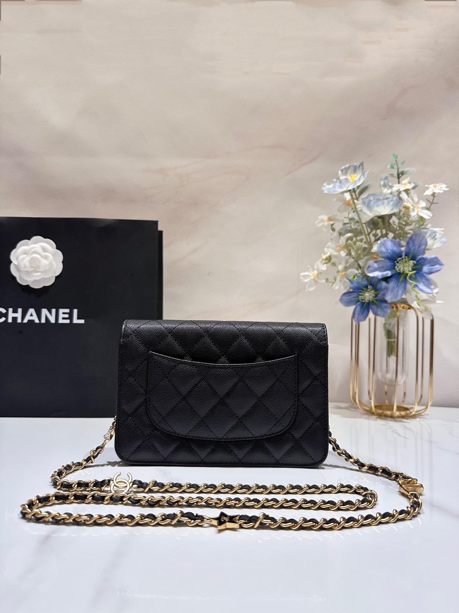 Ch**el CLASSIC WALLET ON CHAIN 4.8 × 7.5 × 1.4 in