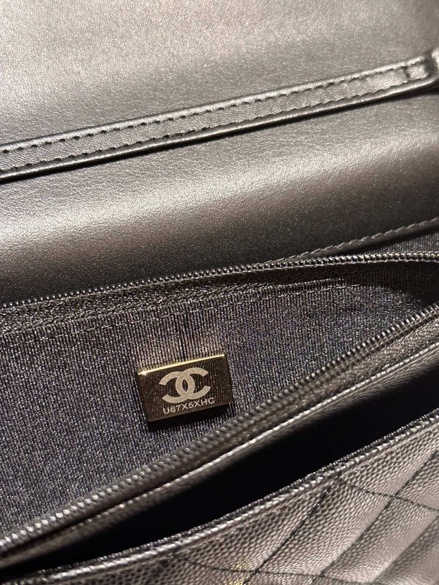Ch**el CLASSIC WALLET ON CHAIN 4.8 × 7.5 × 1.4 in