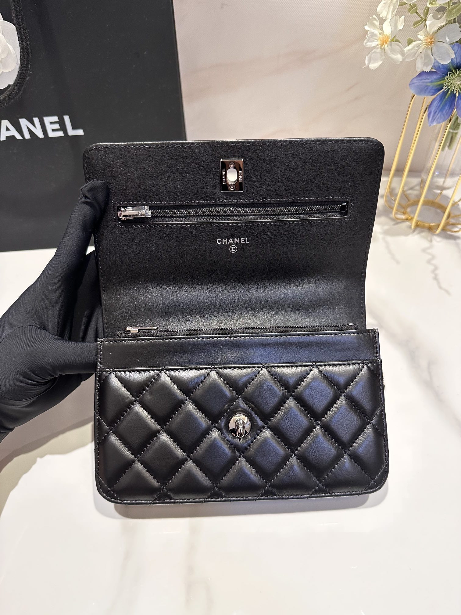 Ch**el CLASSIC WALLET ON CHAIN 4.8 × 7.5 × 1.4 in