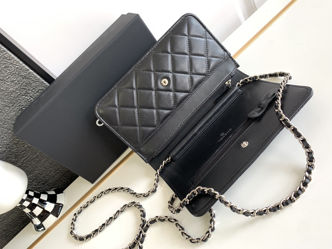 Ch**el CLASSIC WALLET ON CHAIN 4.8 × 7.5 × 1.4 in