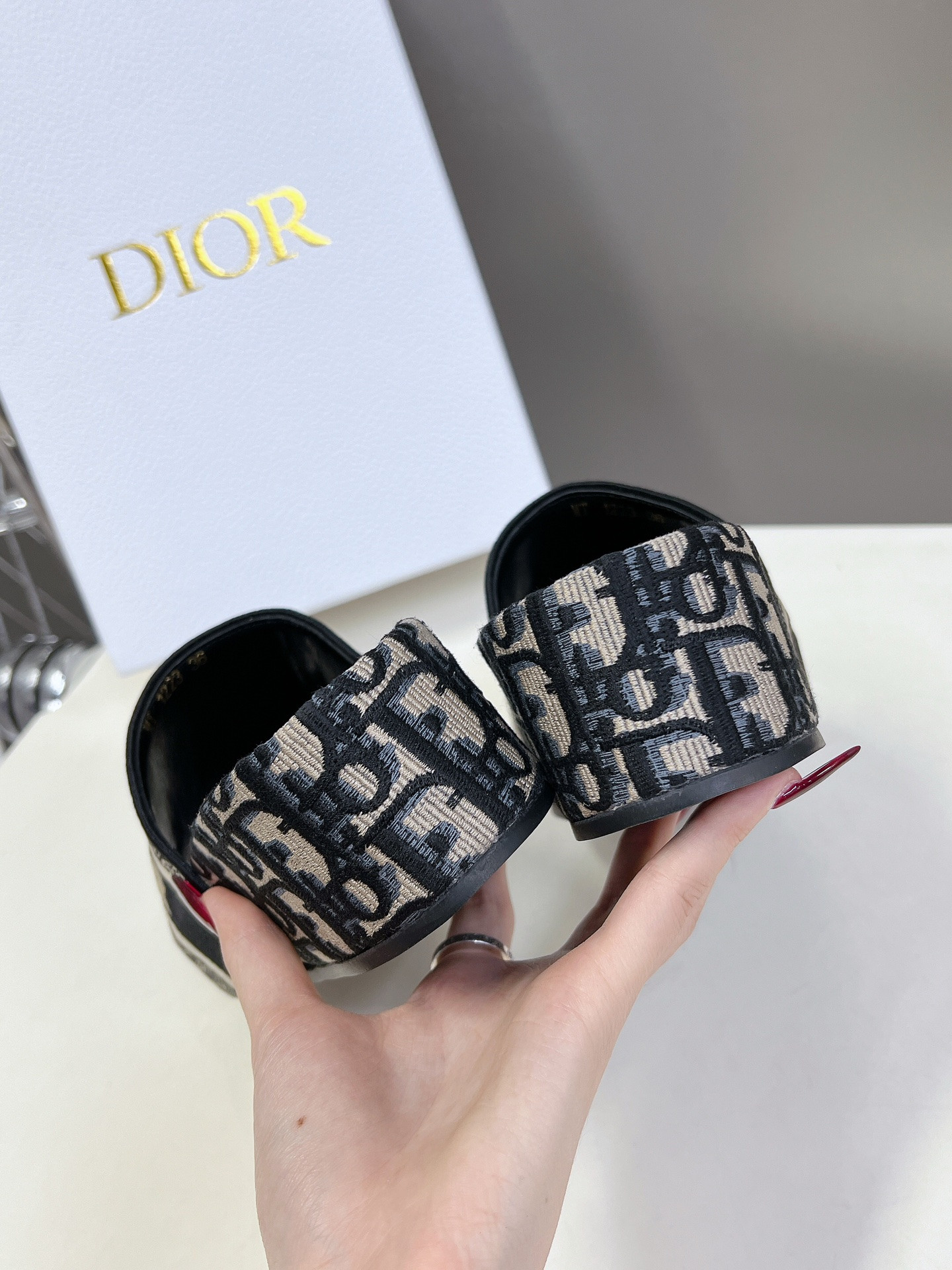 UA D10r Platform Sandals