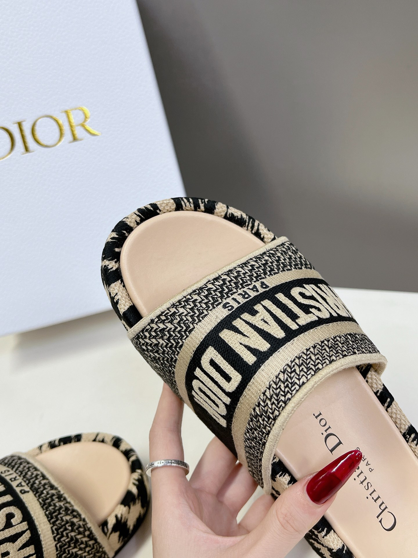 UA D10r Platform Sandals