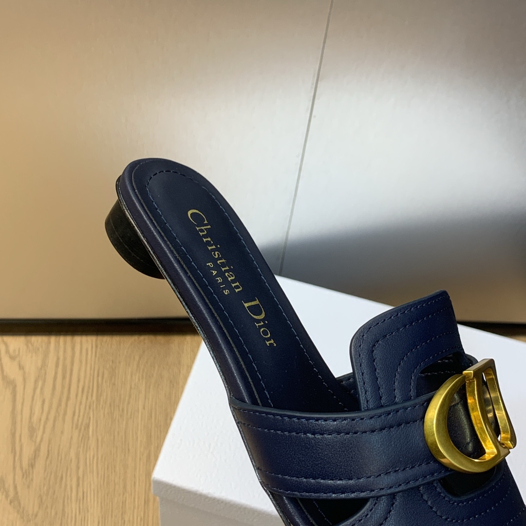 UA D10r 30 Montaigne Slide