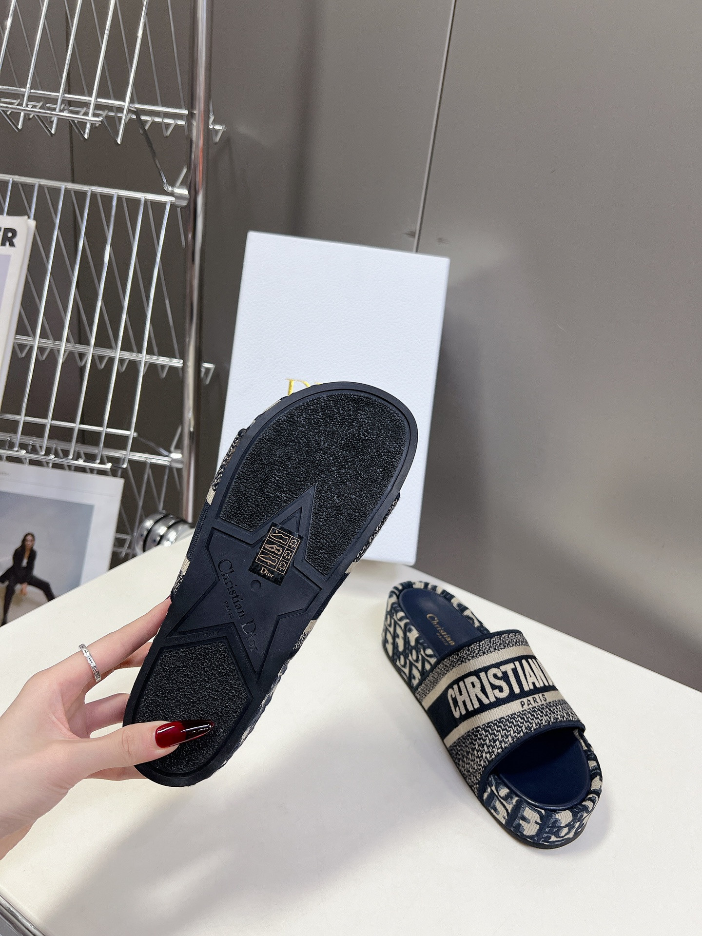 UA D10r Platform Sandals