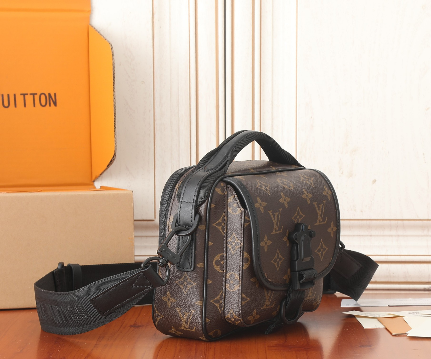 LV Quest Messenger M46973 7.1 x 7.1 x 3.9 inches