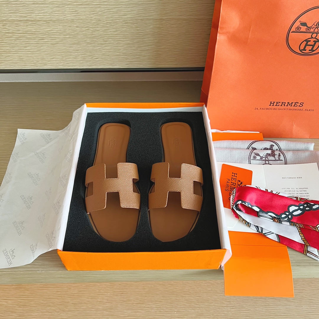 UA H**me5 Oran sandal