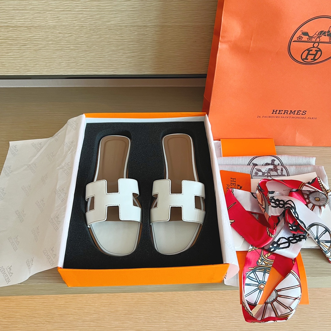 UA H**me5 Oran sandal