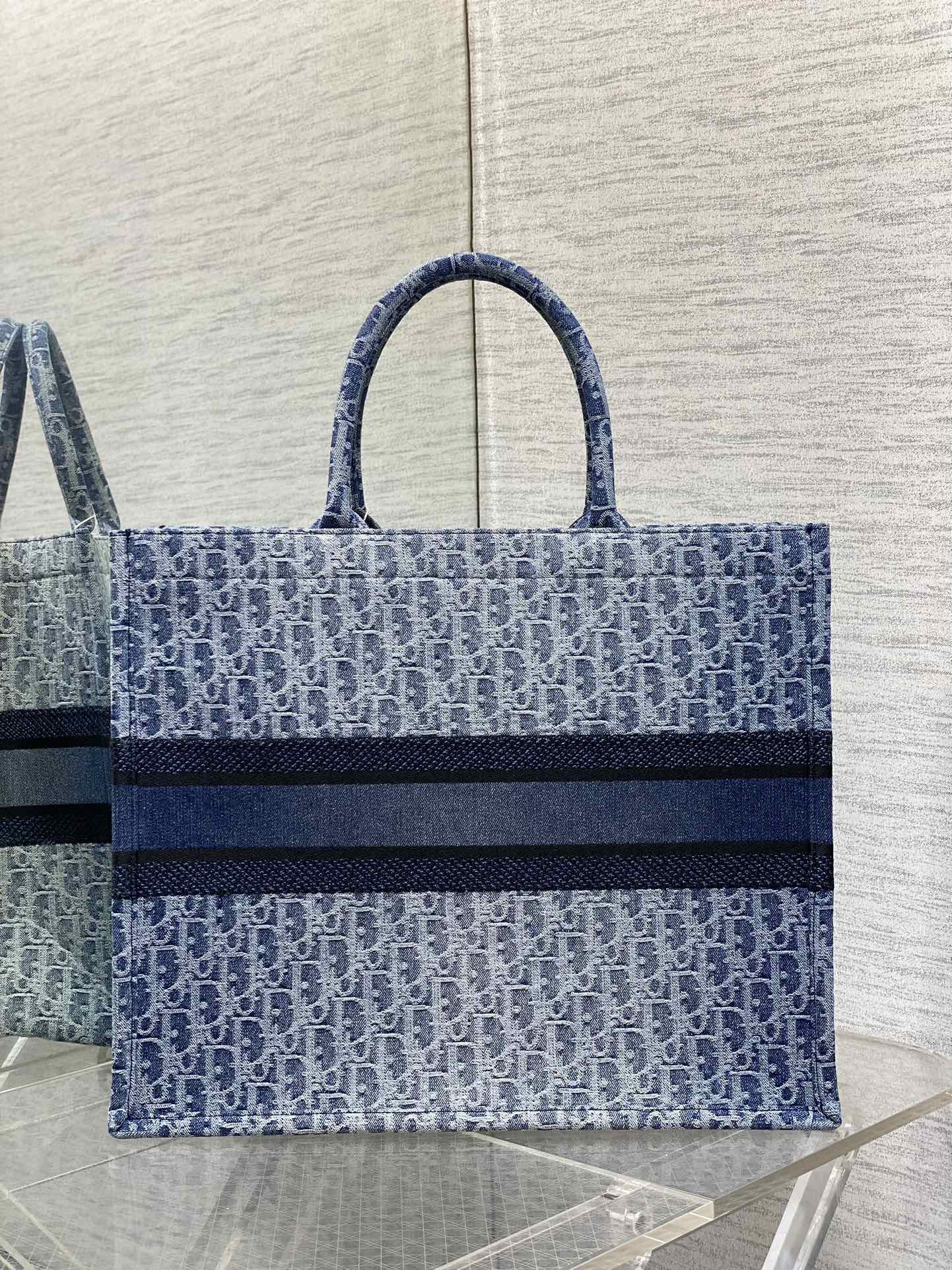large d10r book tote blue De*1m d10r oblique jacquard  42 x 35 x 18.5 cm