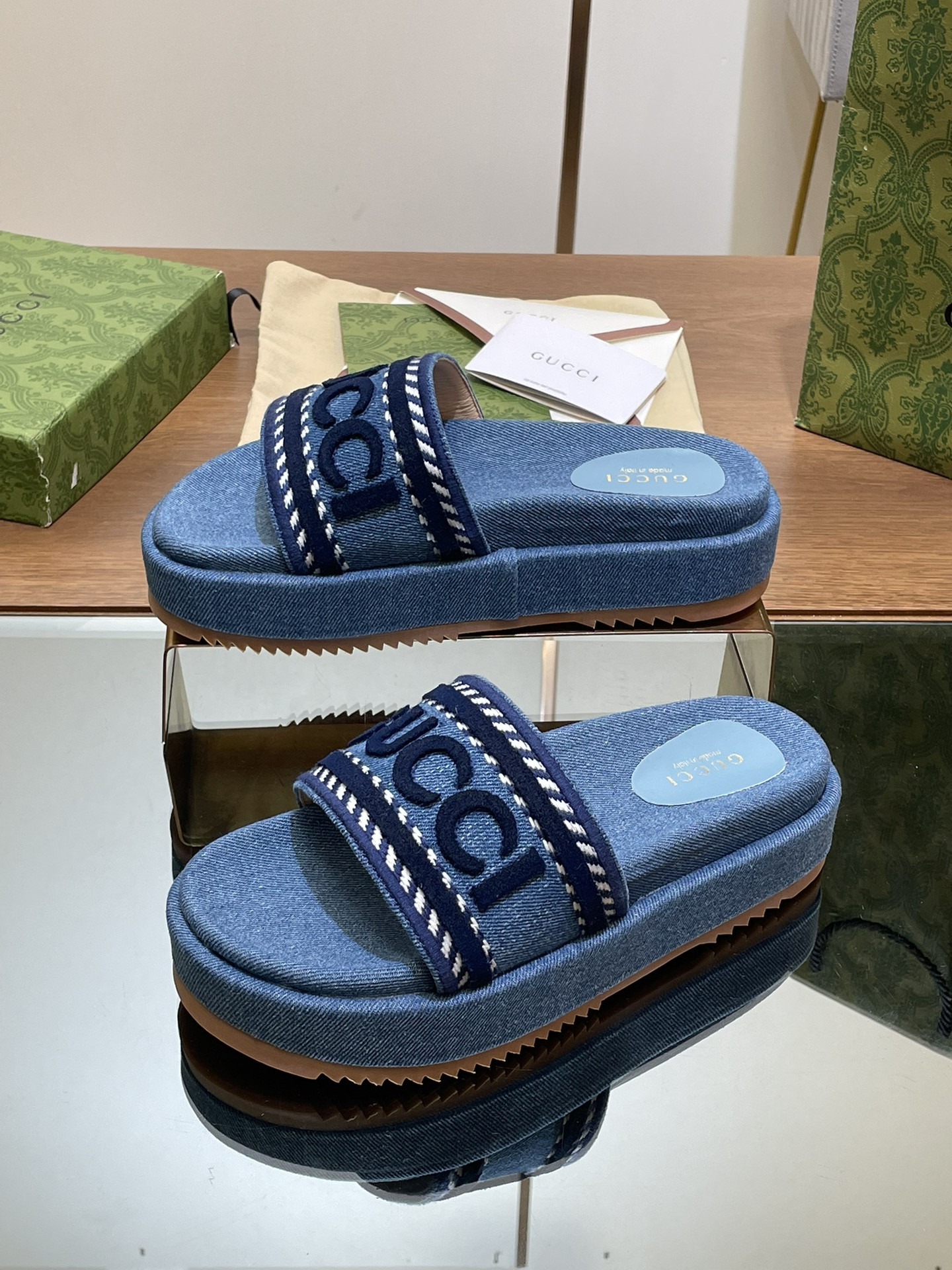 UA Gvc*1 SLIDE SANDAL WITH Gvc*1 SCRIPT