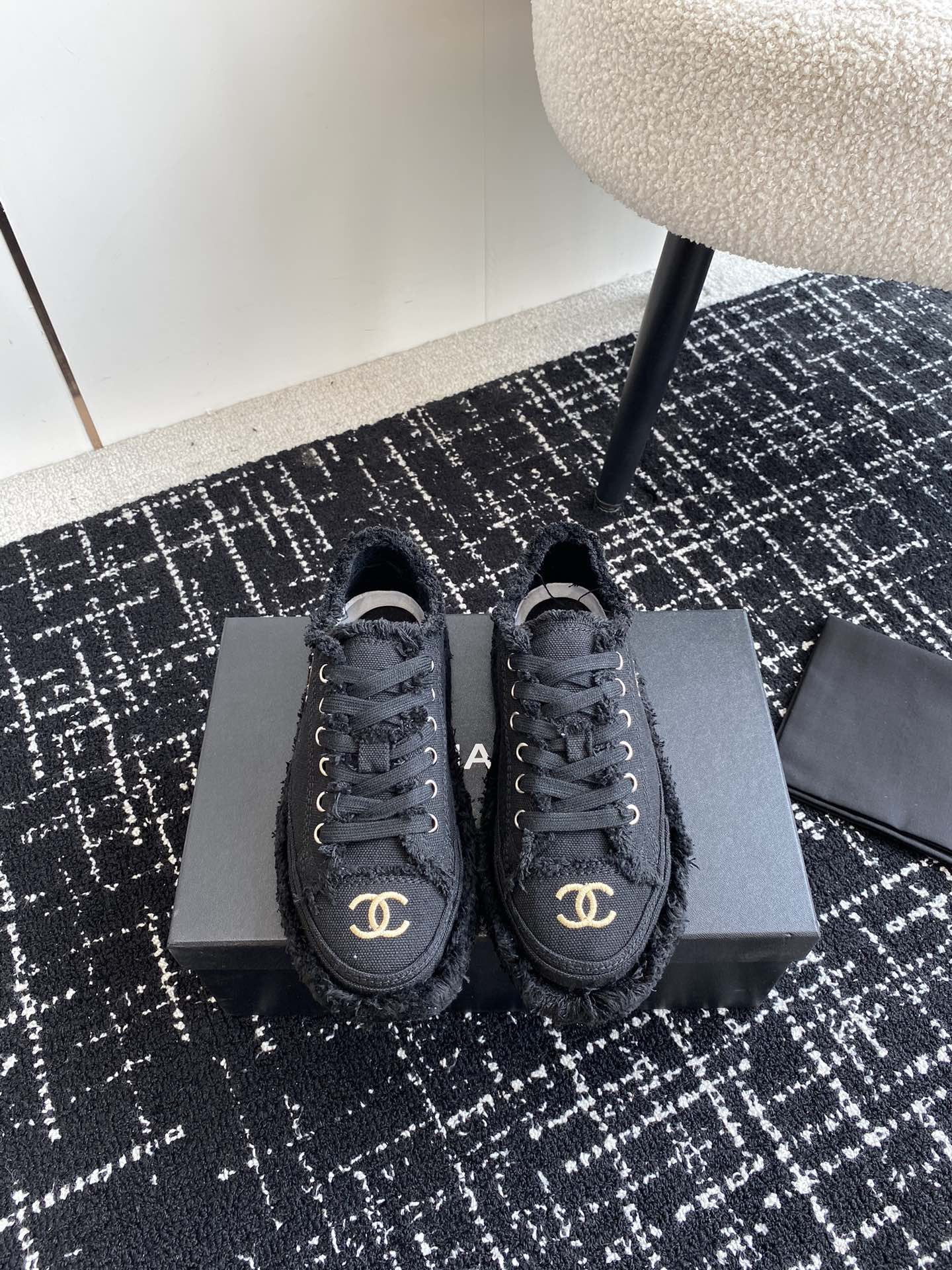 UA Ch**el SNEAKER