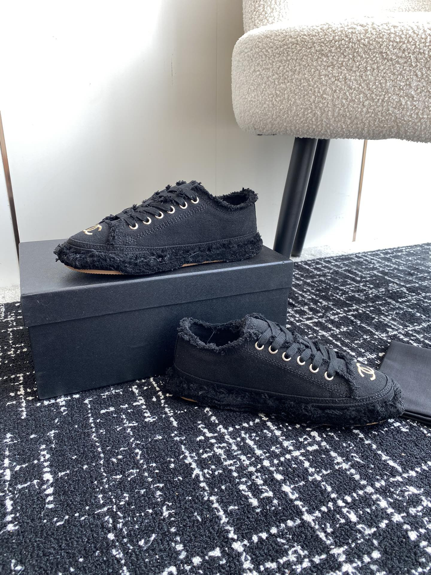 UA Ch**el SNEAKER
