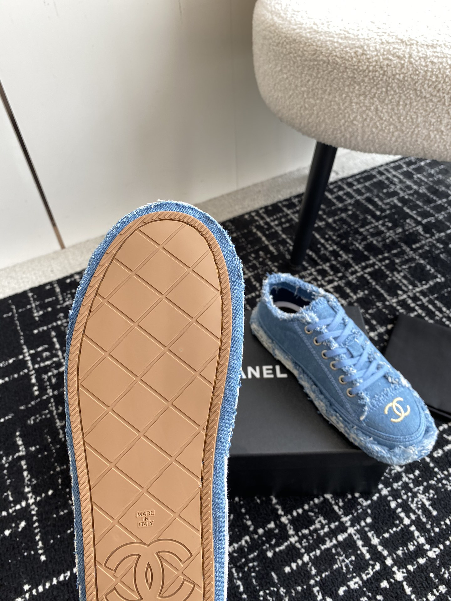 UA Ch**el SNEAKER