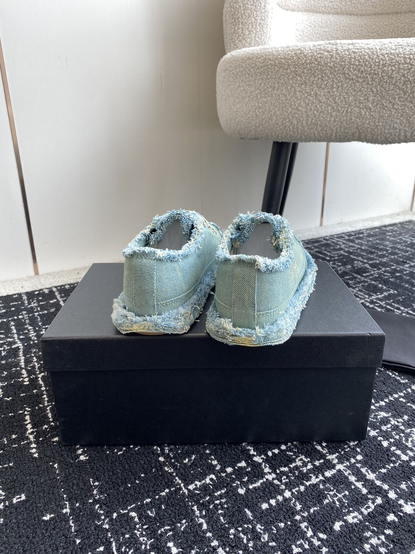 UA Ch**el SNEAKER
