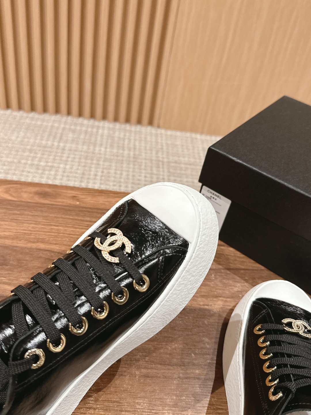UA Ch**el SNEAKER