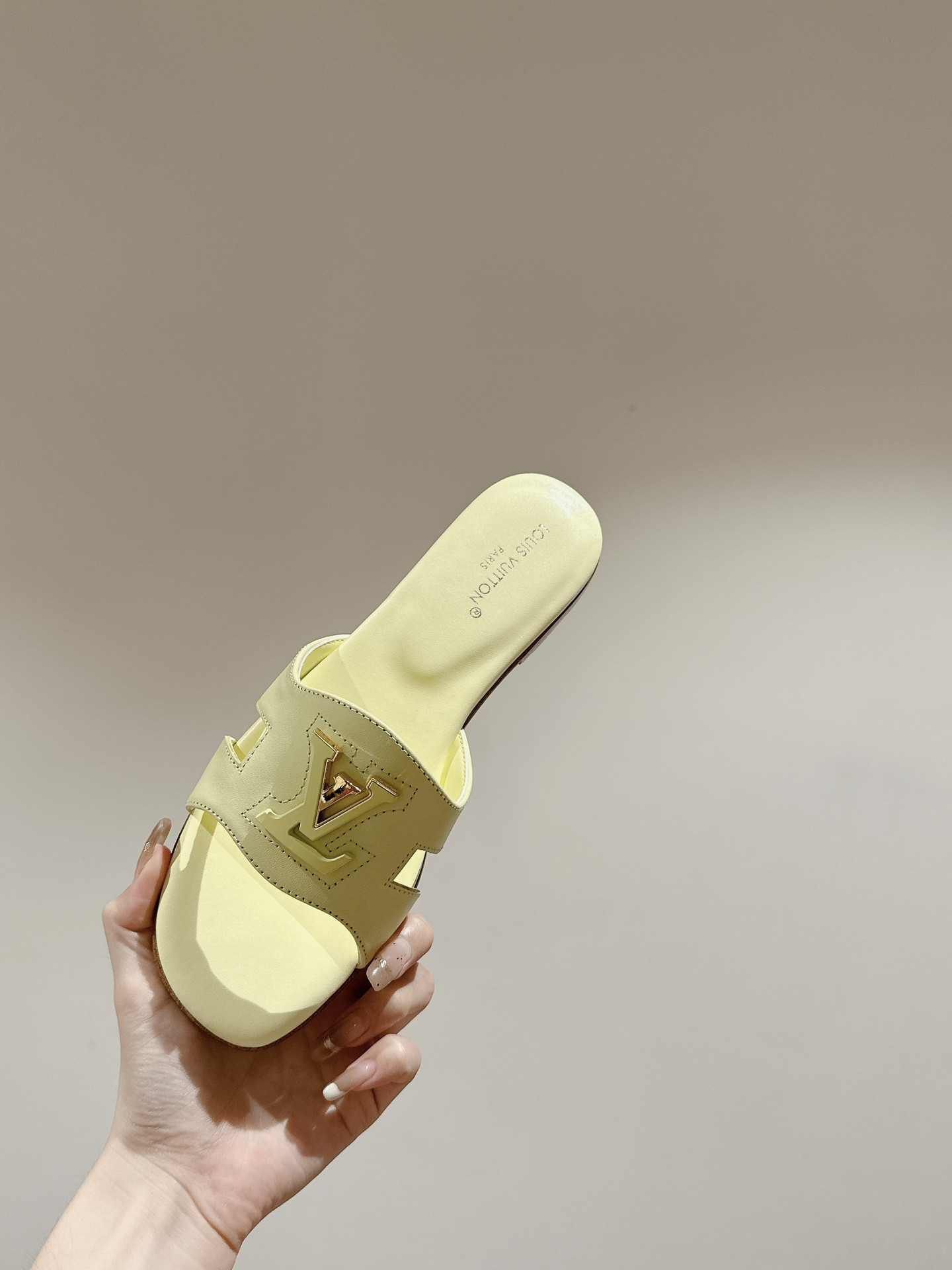 UA LV Flat Mule