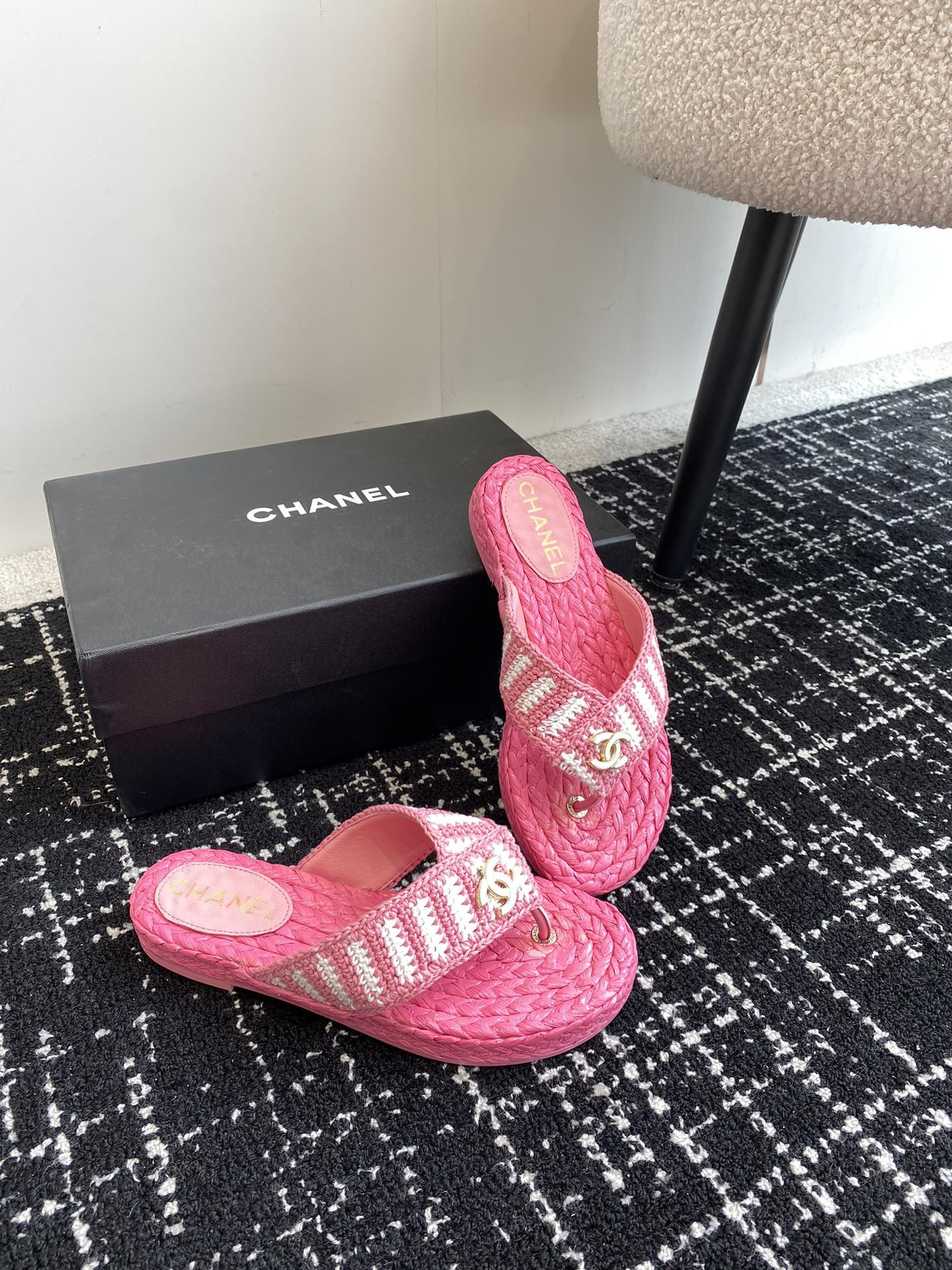 UA Ch**el THONGS SLIDES