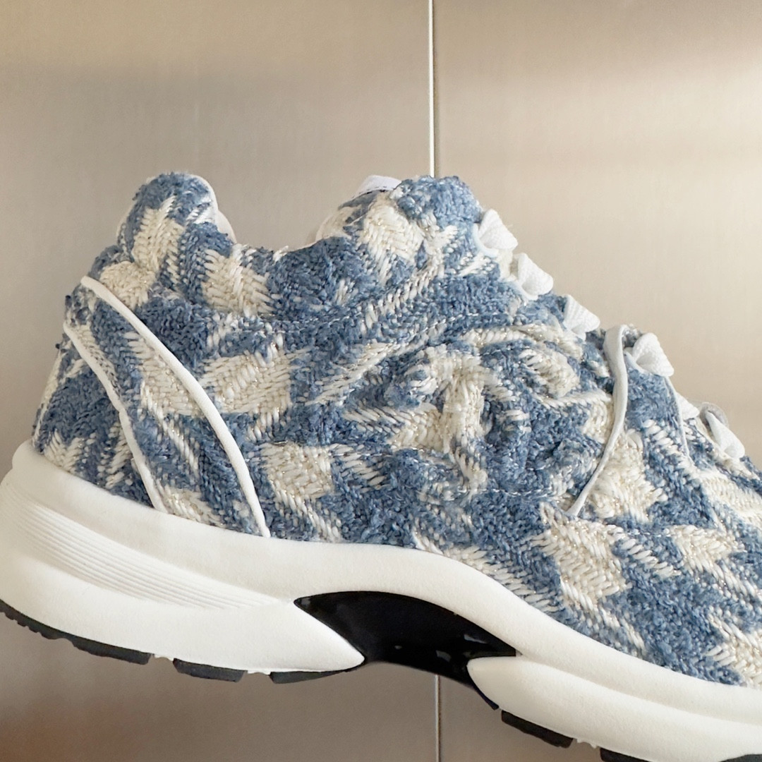 UA Ch**el SNEAKER