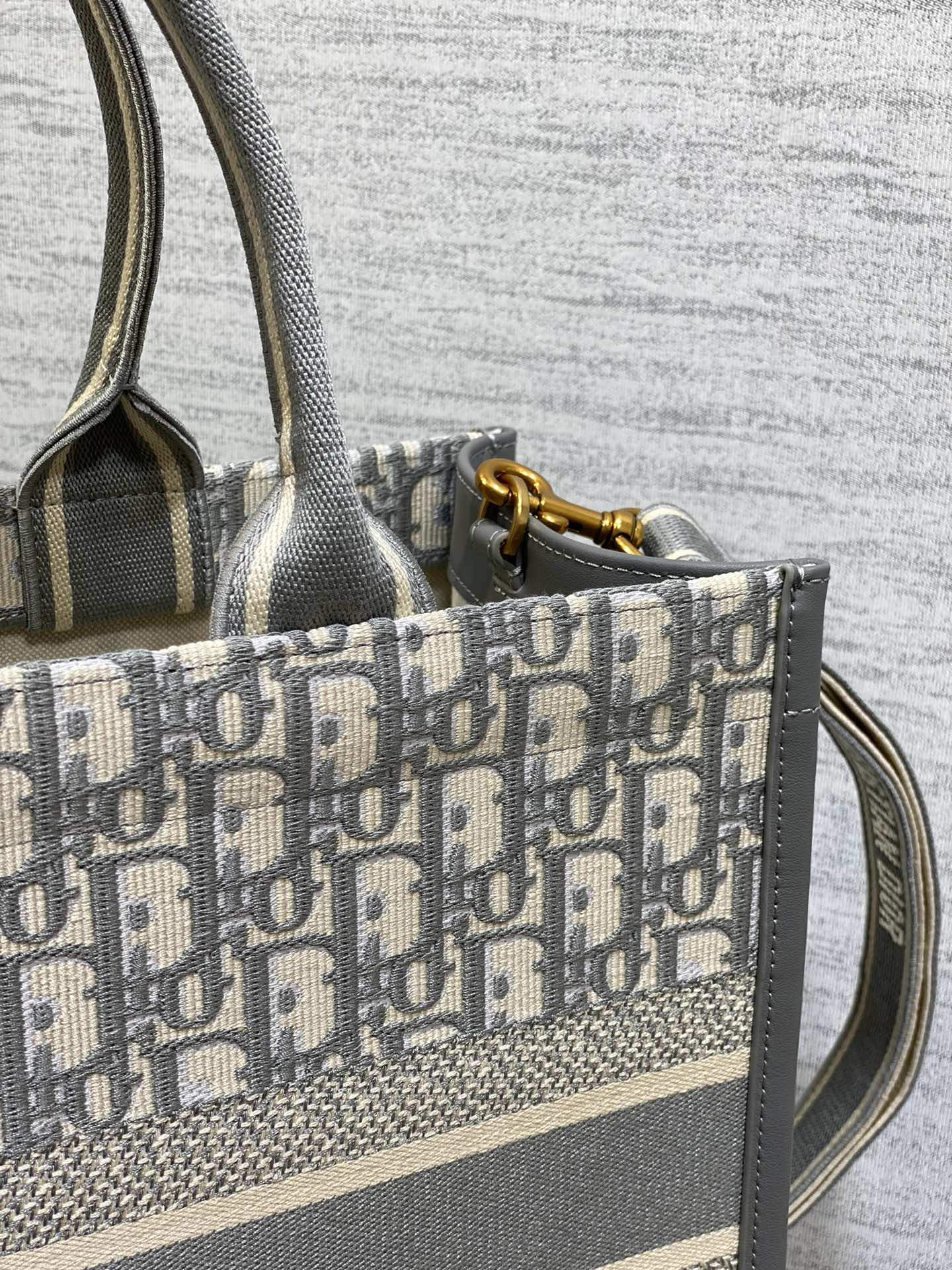 D10r Medium D10r Book Tote Gray D10r Oblique Embroidery and Calfskin 36.5 x 28 x 17.5 cm