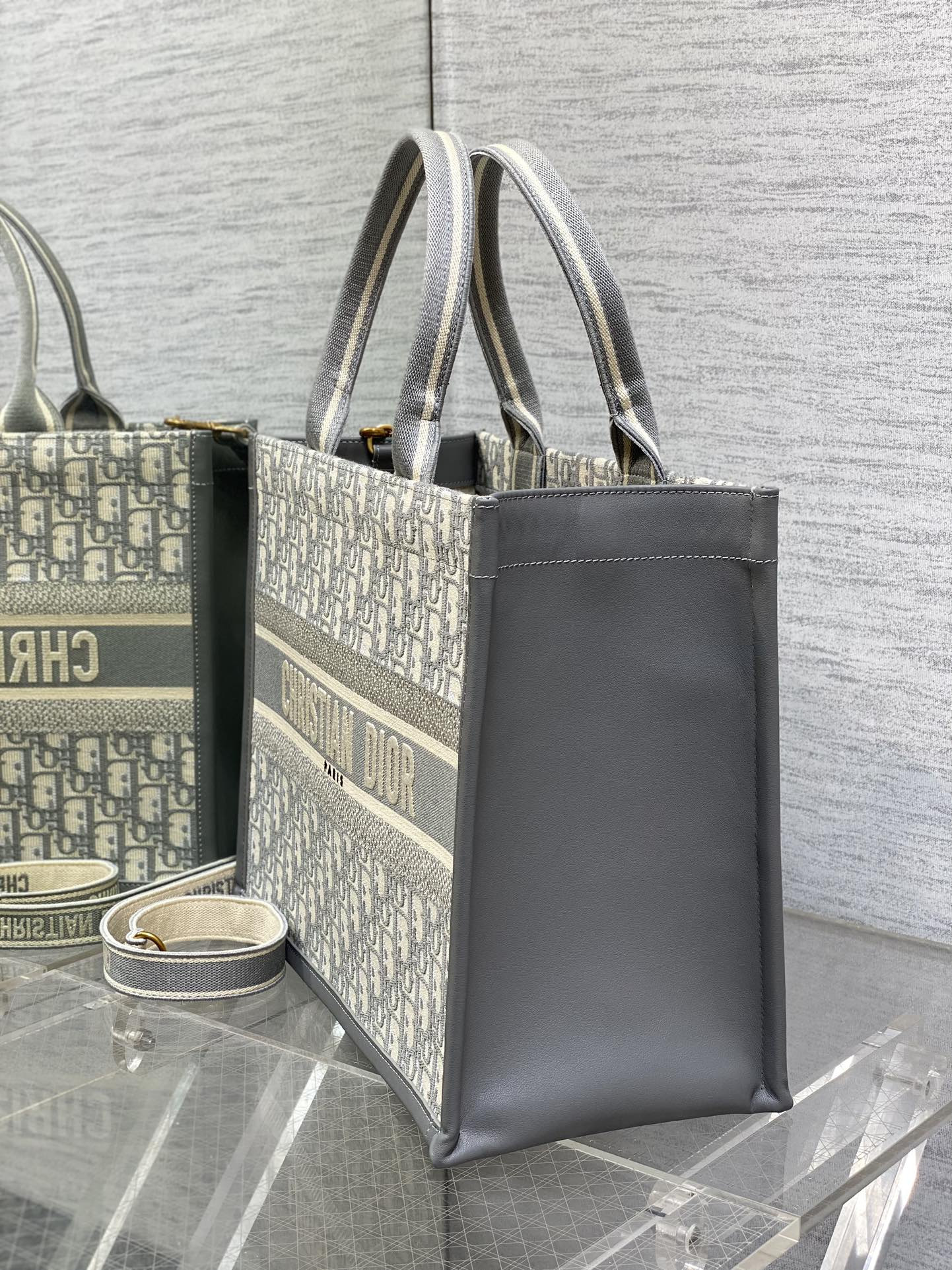 D10r Medium D10r Book Tote Gray D10r Oblique Embroidery and Calfskin 36.5 x 28 x 17.5 cm