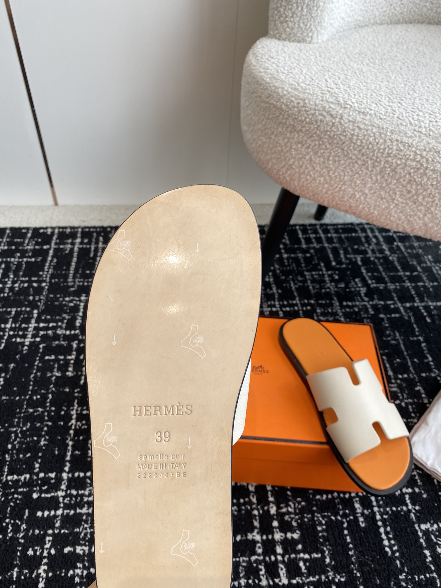UA H**me5 Izmir sandal