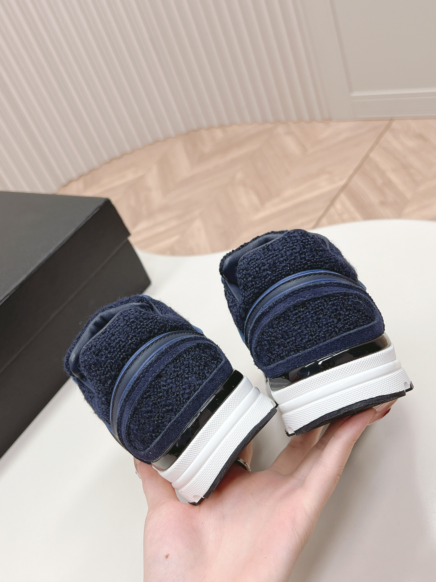 UA Ch**el SNEAKER