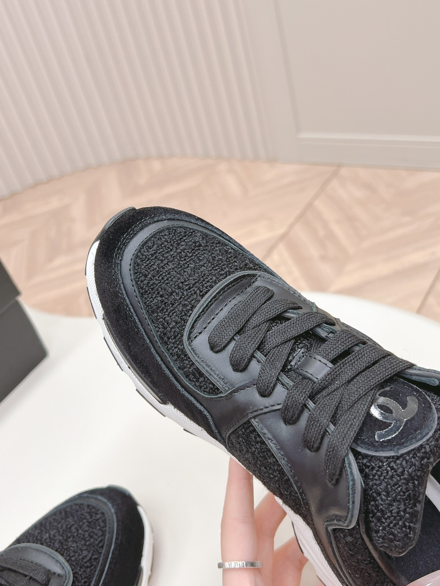 UA Ch**el SNEAKER
