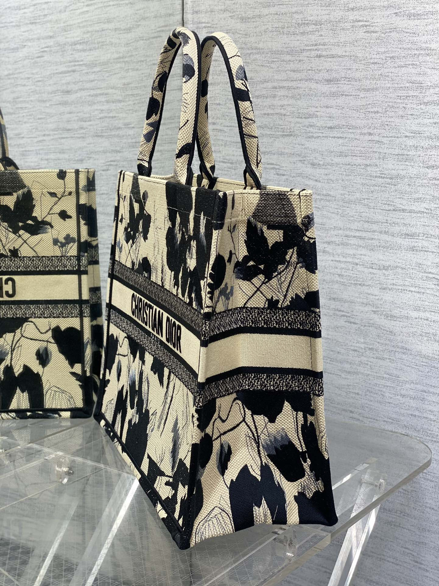 D10r Tote 42 x 18 x 35cm
