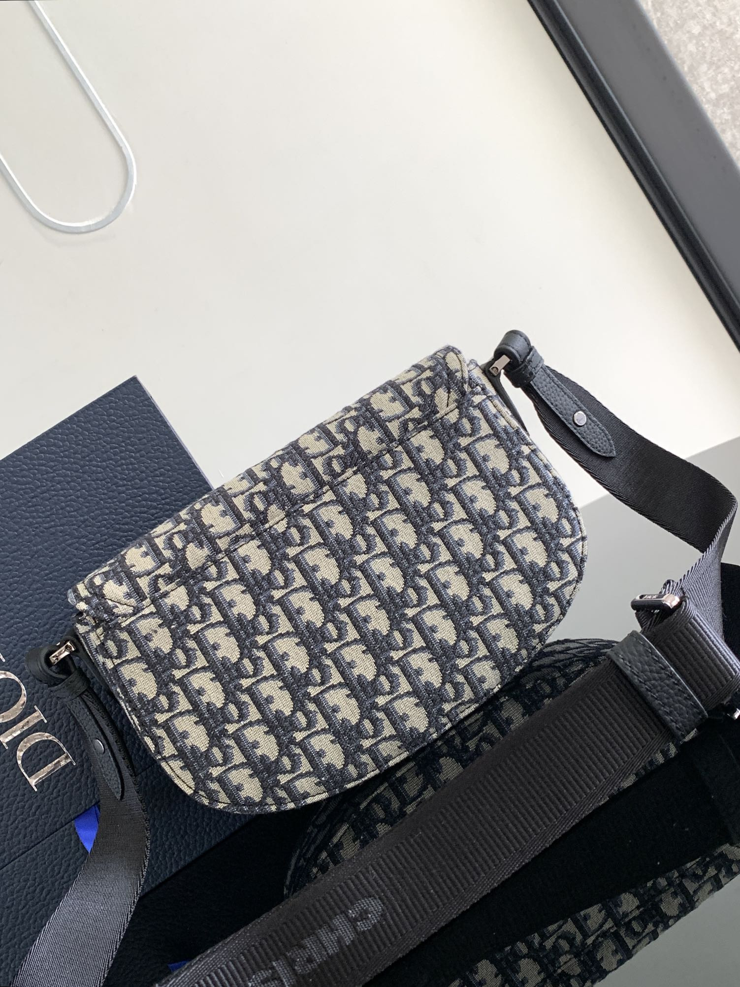 D10r Saddle Messenger Bag 24 x 16.5 x 5.5 cm