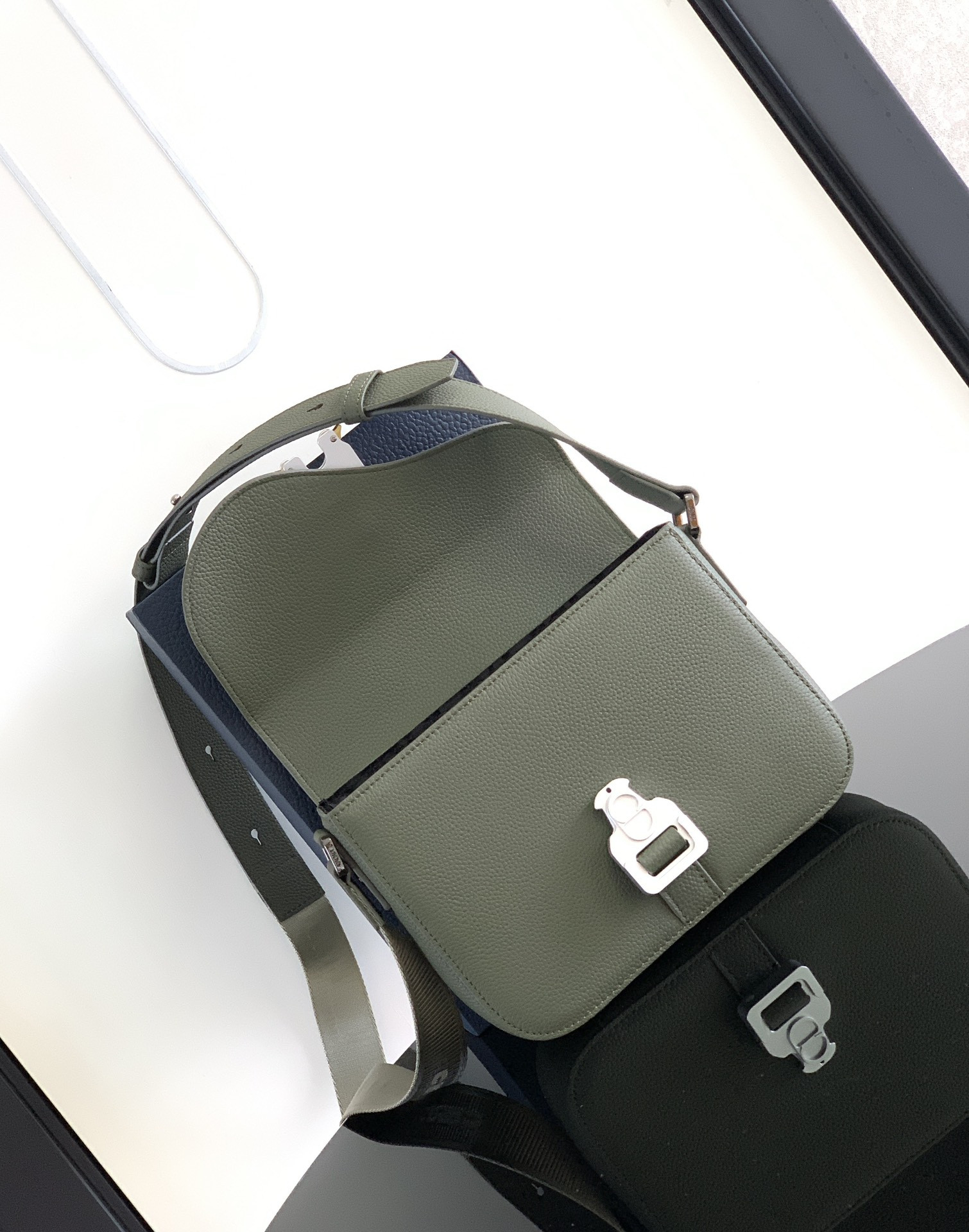 D10r Saddle Messenger Bag 24 x 16.5 x 5.5 cm