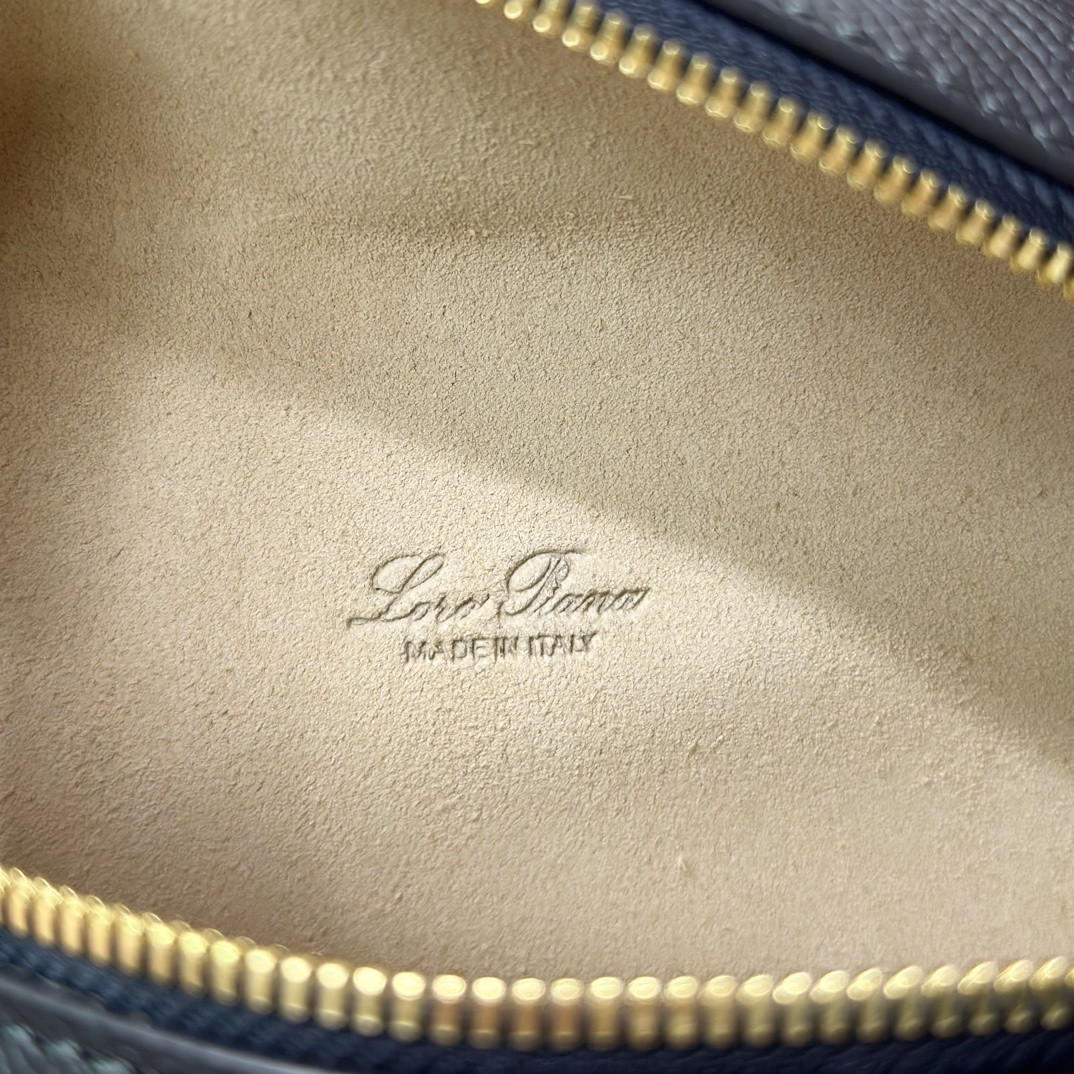 L0r0 P1ana Extra Pocket L19 Smooth Calfskin 11 x 19 x 6.5 cm