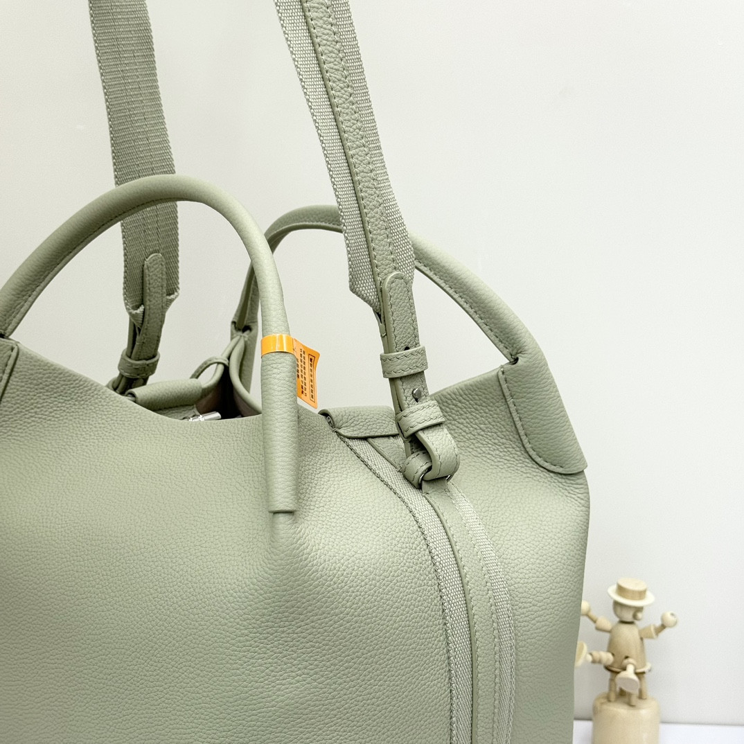 L0r0 P1ana Large Bale Bag Grained Calfskin 24 x 20 x 27 cm