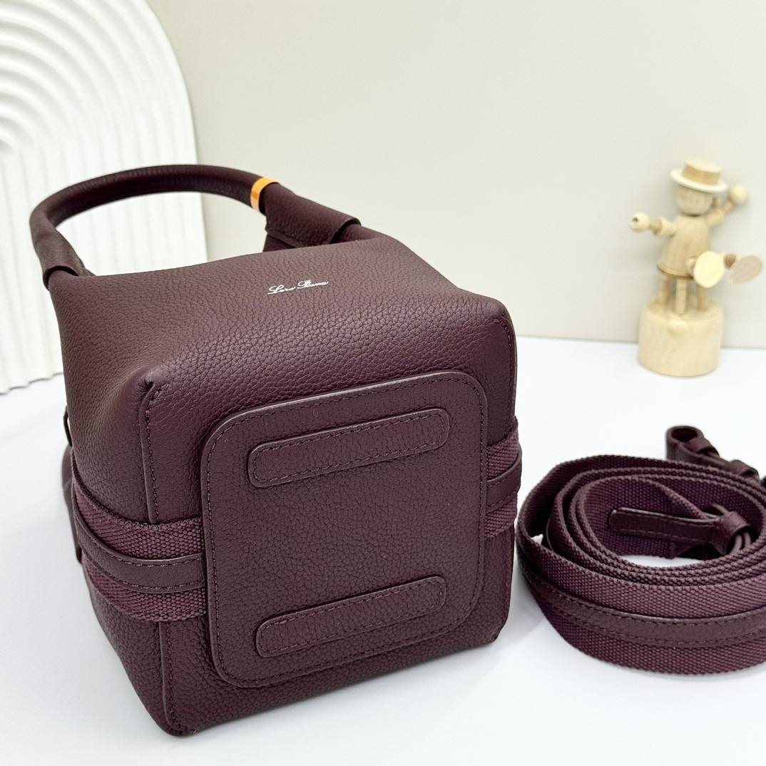L0r0 P1ana Micro Bale bag Grained Calfskin 23 x 16 x 14 cm