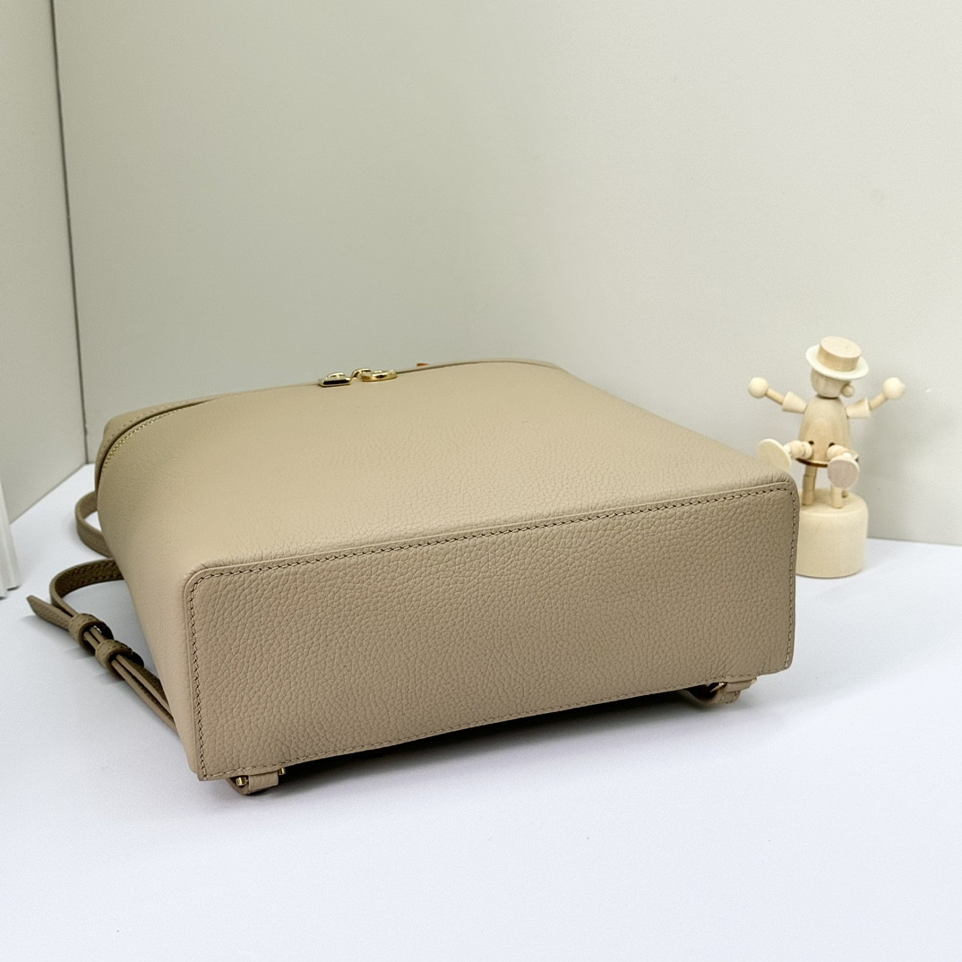L0r0 P1ana Extra Pocket backpack L23.5 Grained Calfskin 23 x 21 x 8 cm