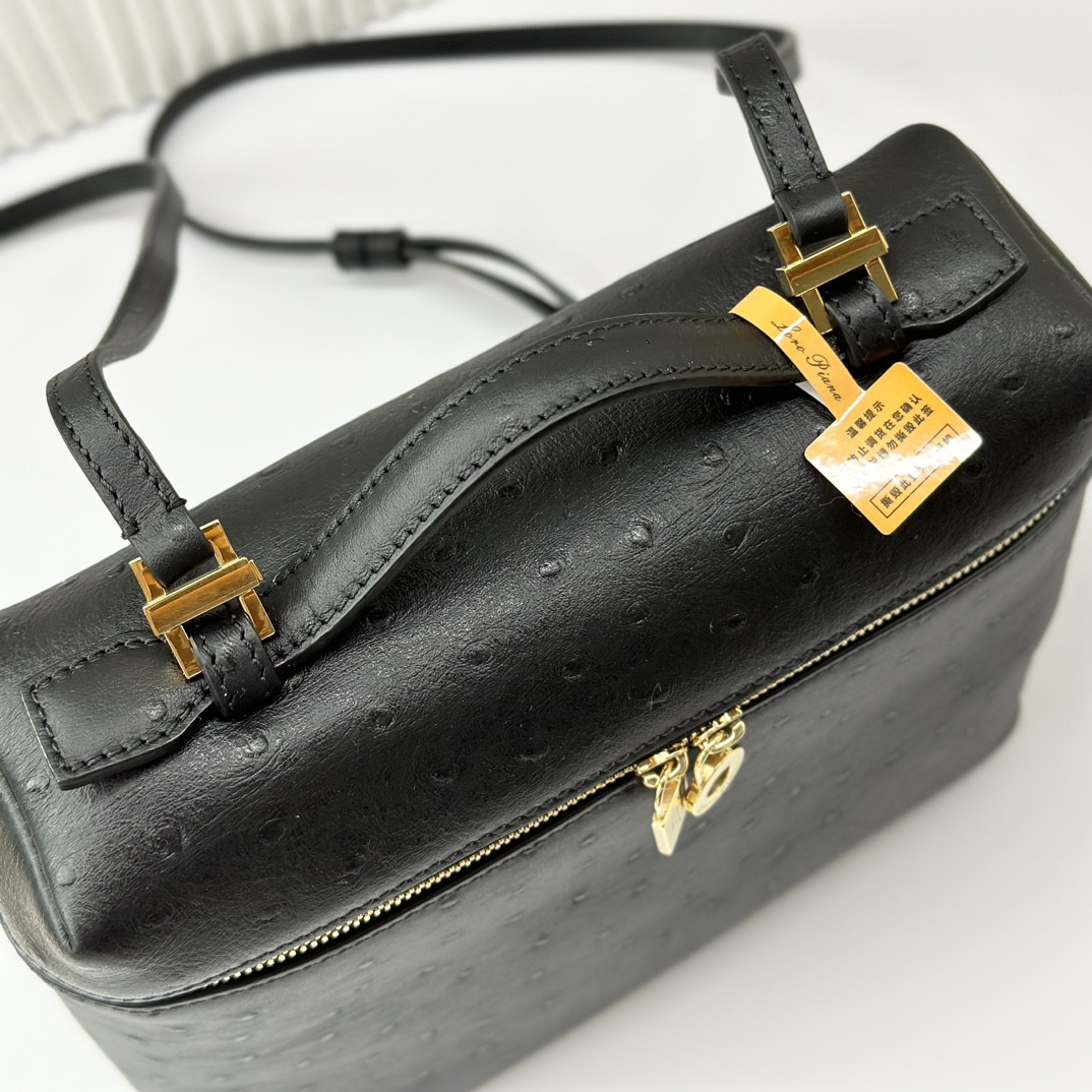 L0r0 P1ana Extra Pocket backpack L23.5 Ostrich-grained Leather 23 x 21 x 8 cm