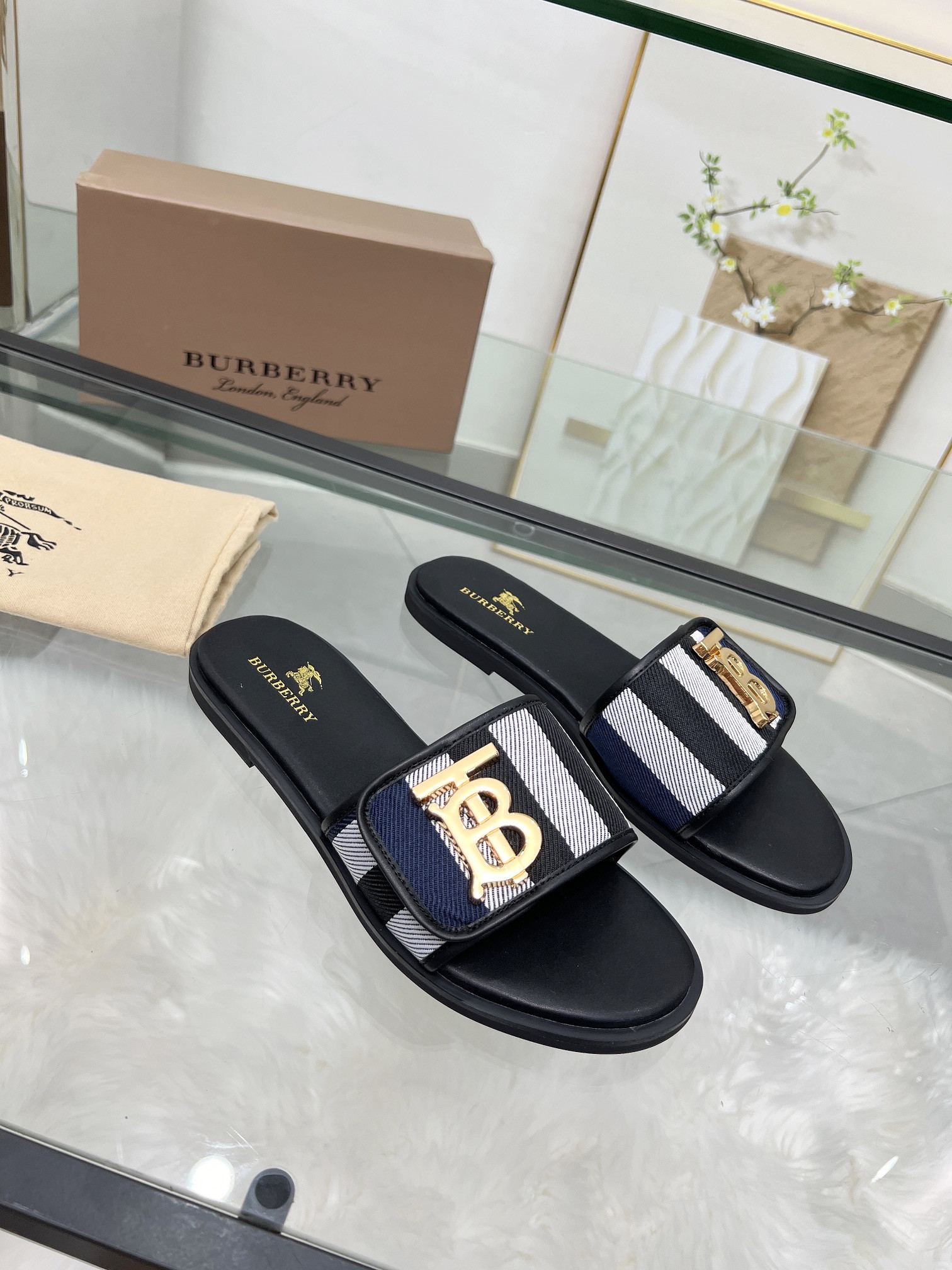 UA Bv*b*rry Slides