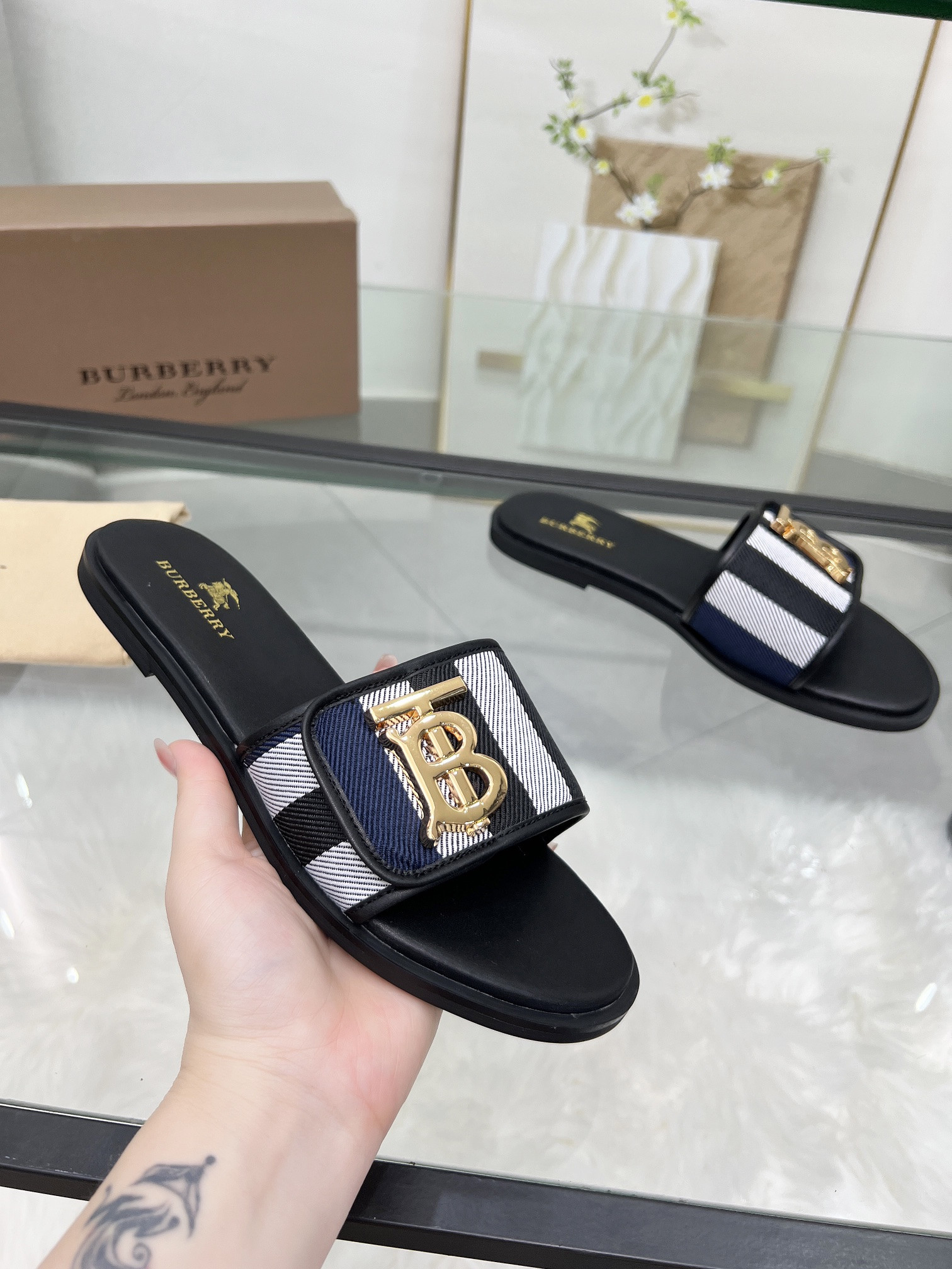 UA Bv*b*rry Slides