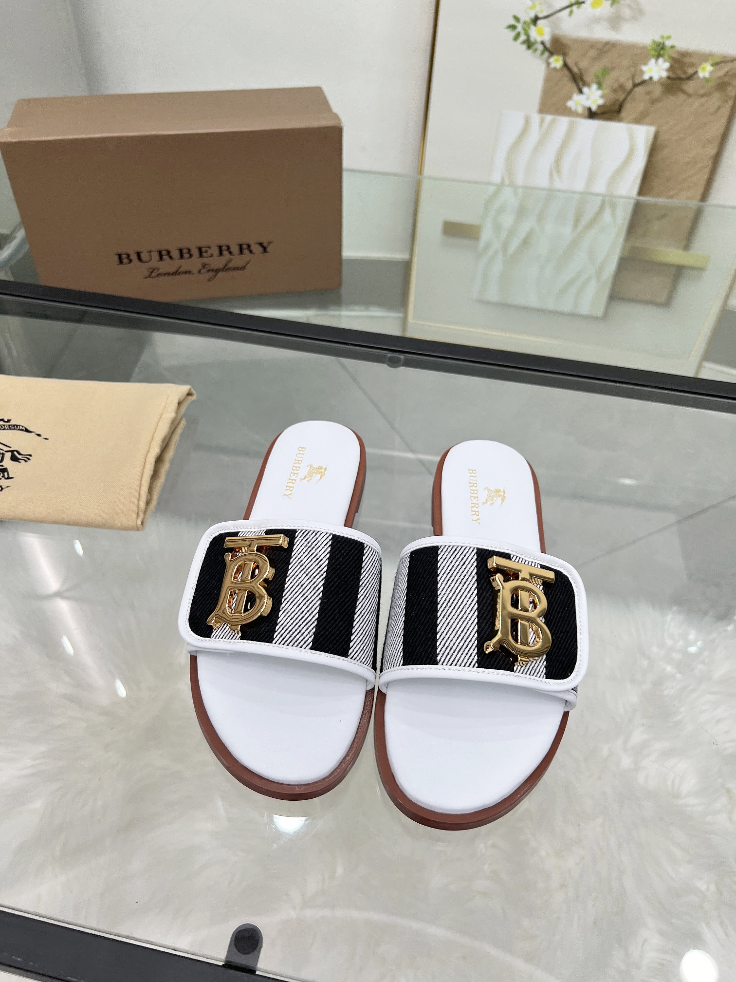 UA Bv*b*rry Slides